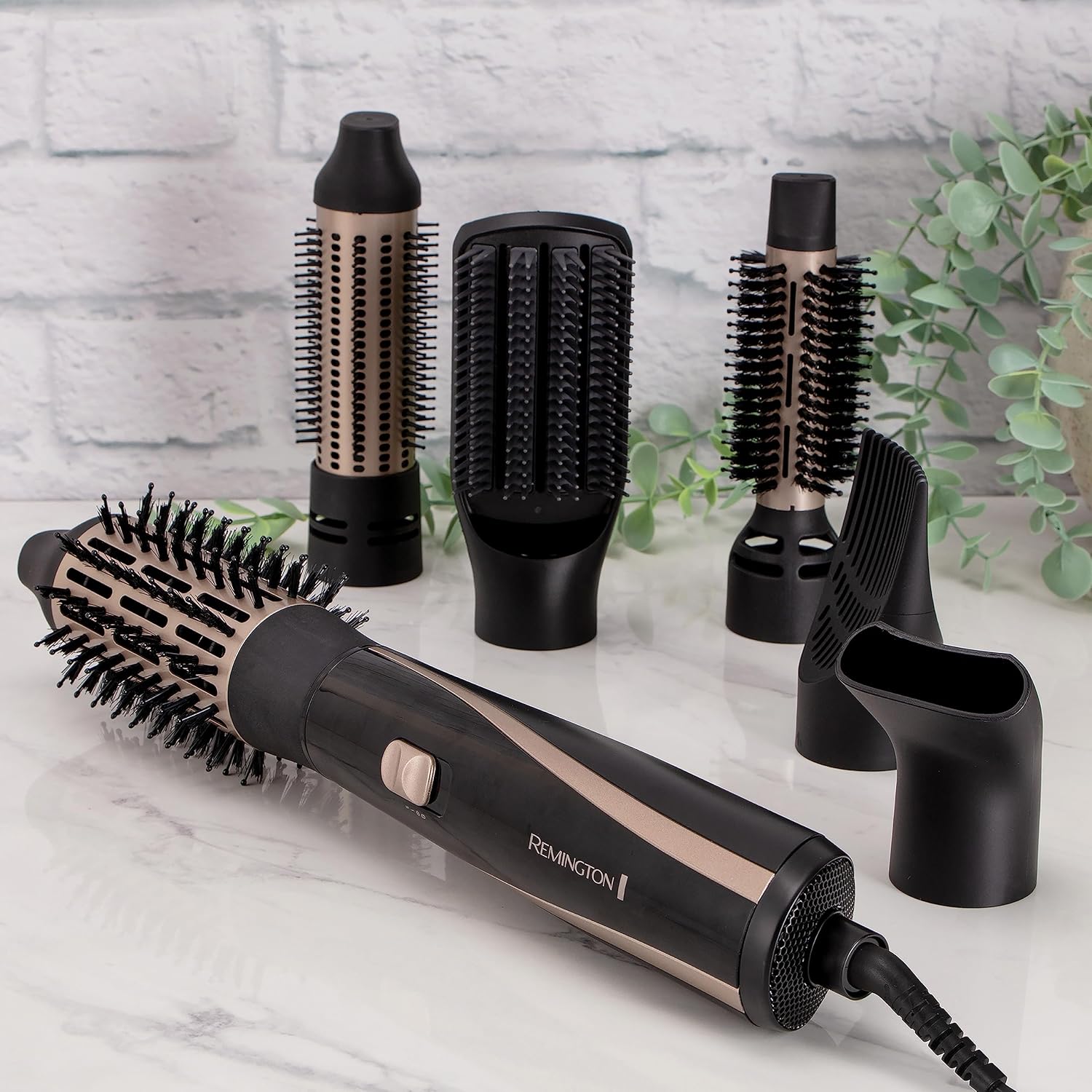 Remington Brosse soufflante Blow & Dry Caring Air Styler pour tous les types de cheveux, avec 6 accessoires de coiffage.