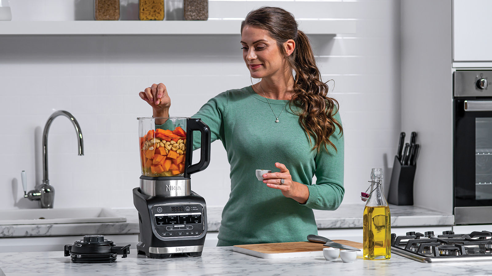 خلاط نينجا فودي المُسخّن بتقنية Auto-iQ - ١٠ برامج - ١٠٠٠ واط